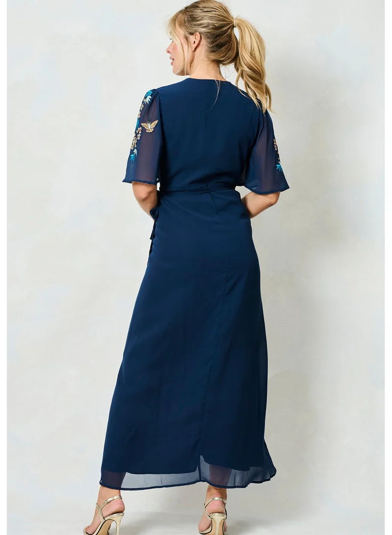 هوب اند ايفي فستان ماكسي ملفوف بأكمام فراشة مطرزة وحزام خصر