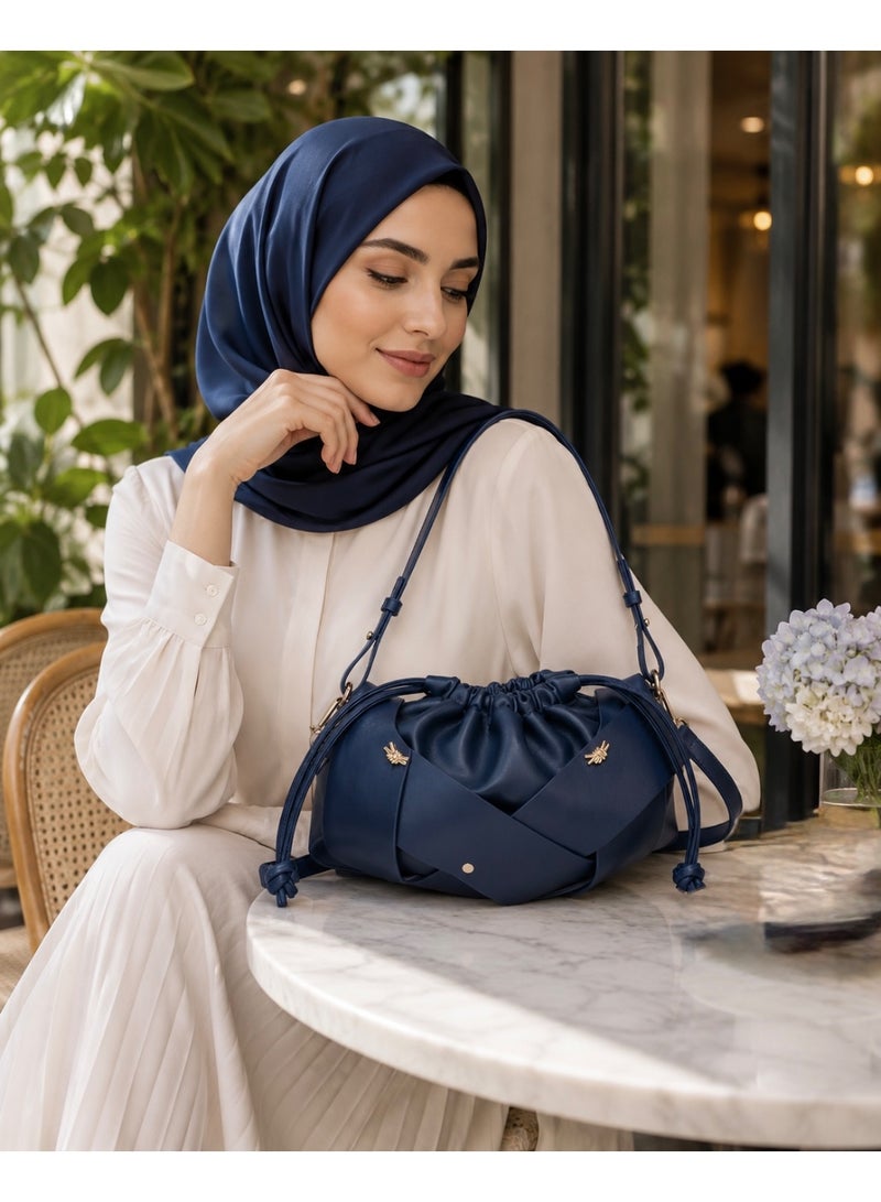 حقيبة يد نسائية باللون الأزرق الداكن برباط سحب، 26 سم - Image 3