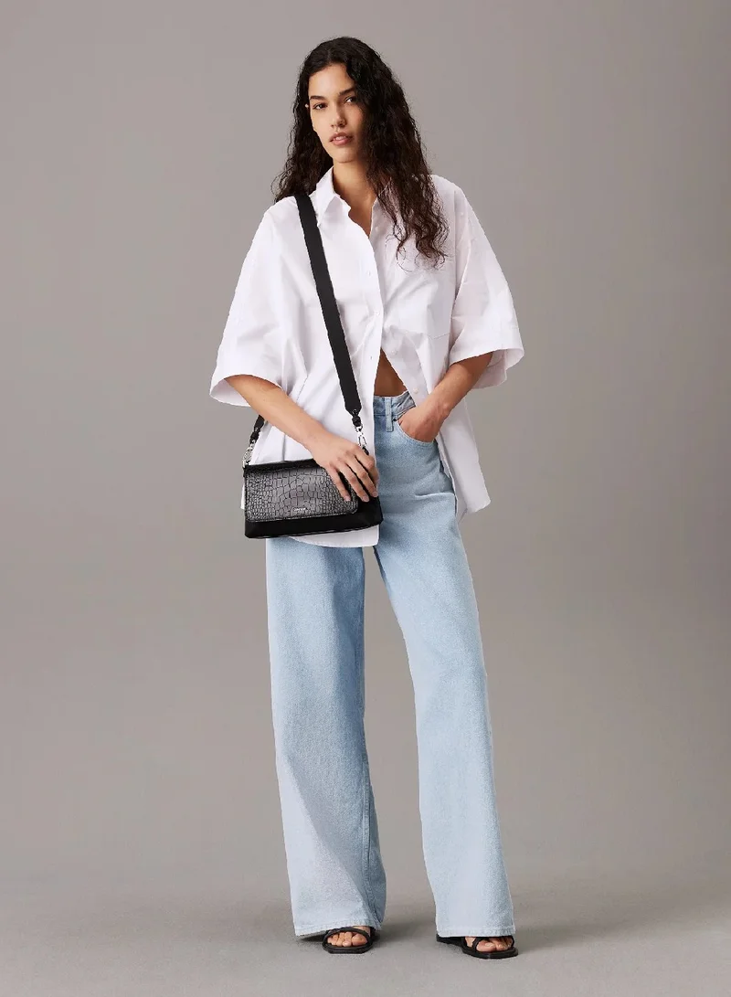 كالفن كلاين شنطة كتف بنقشة جلد التمساح