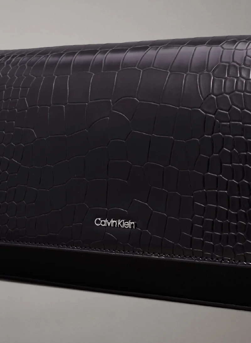 كالفن كلاين شنطة كتف بنقشة جلد التمساح