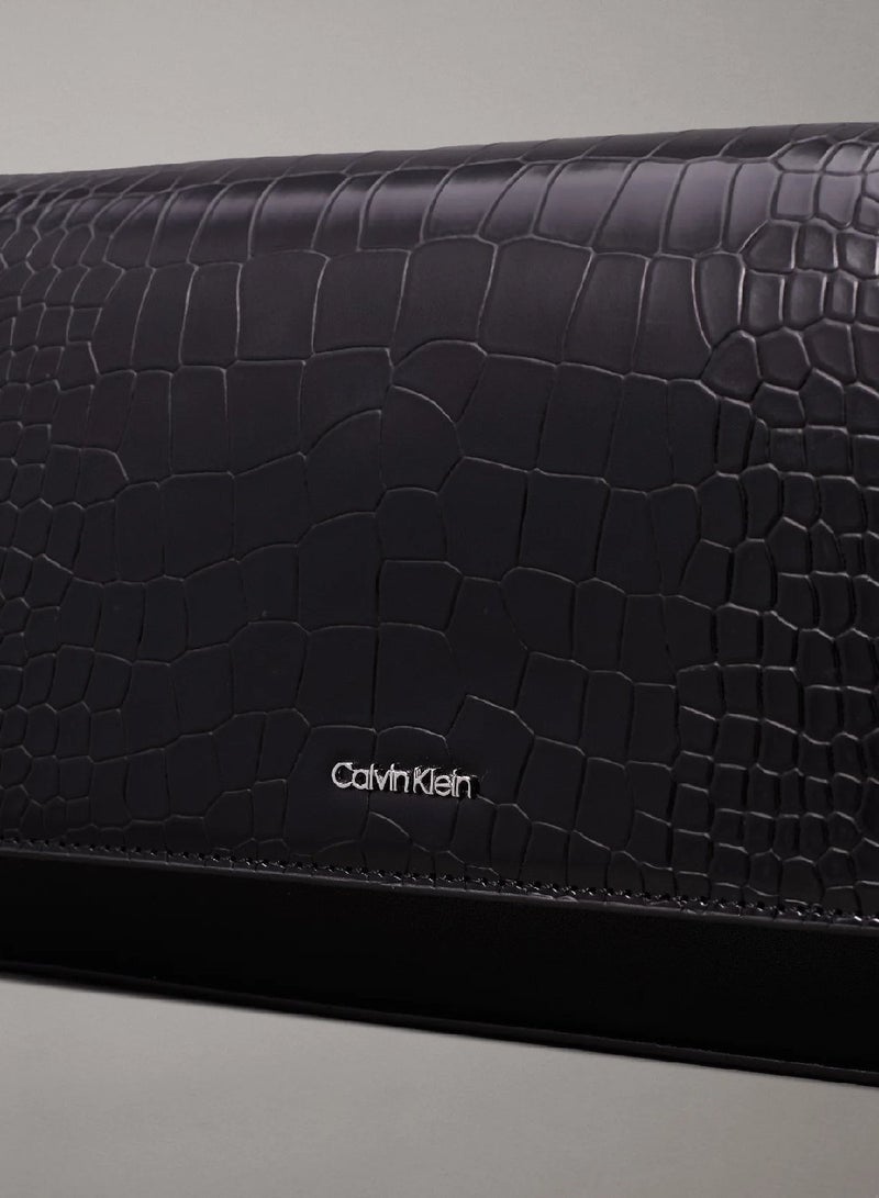 كالفن كلاين شنطة كتف بنقشة جلد التمساح - Image 3