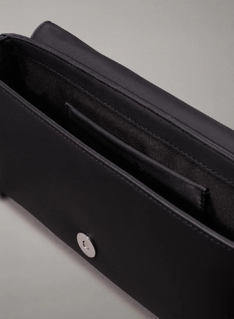 كالفن كلاين شنطة كتف بنقشة جلد التمساح