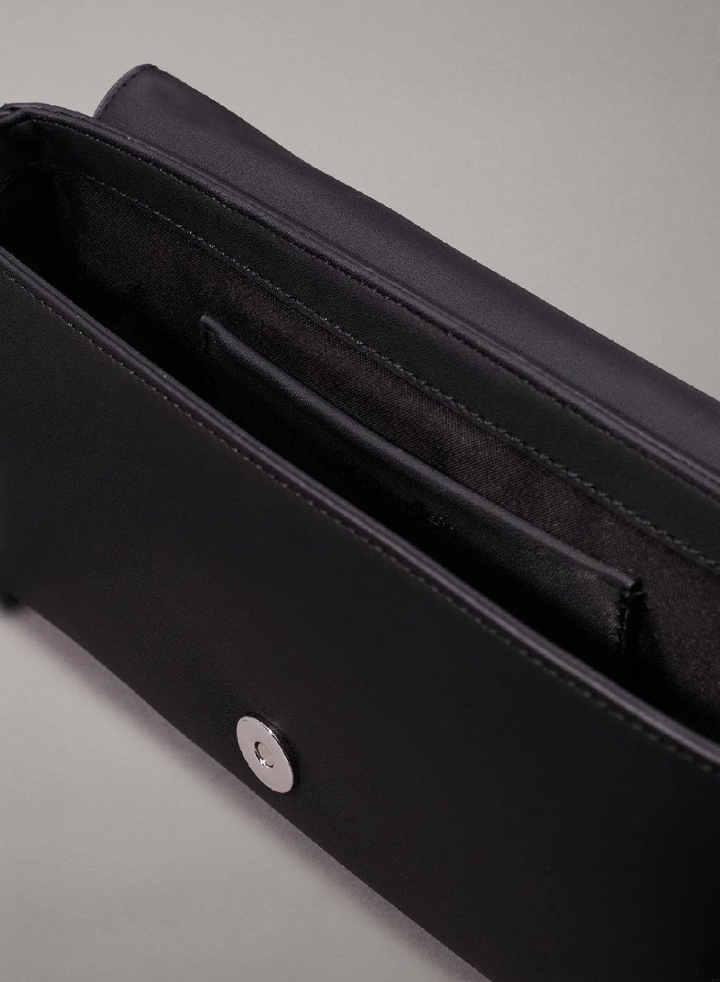 كالفن كلاين شنطة كتف بنقشة جلد التمساح - Image 4