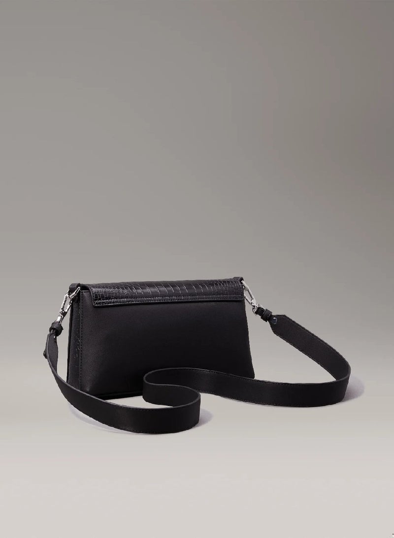 كالفن كلاين شنطة كتف بنقشة جلد التمساح - Image 2