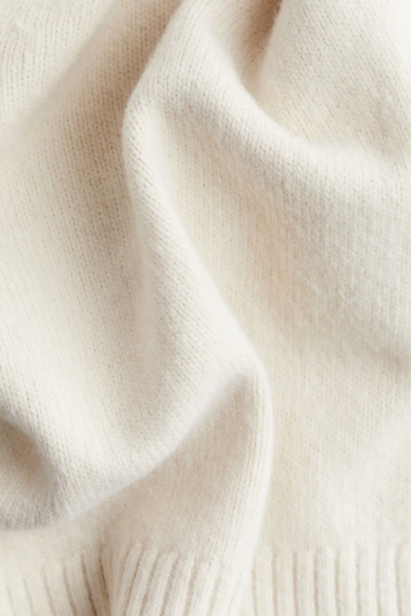 اتش اند ام كنزة بياقة على شكل حرف