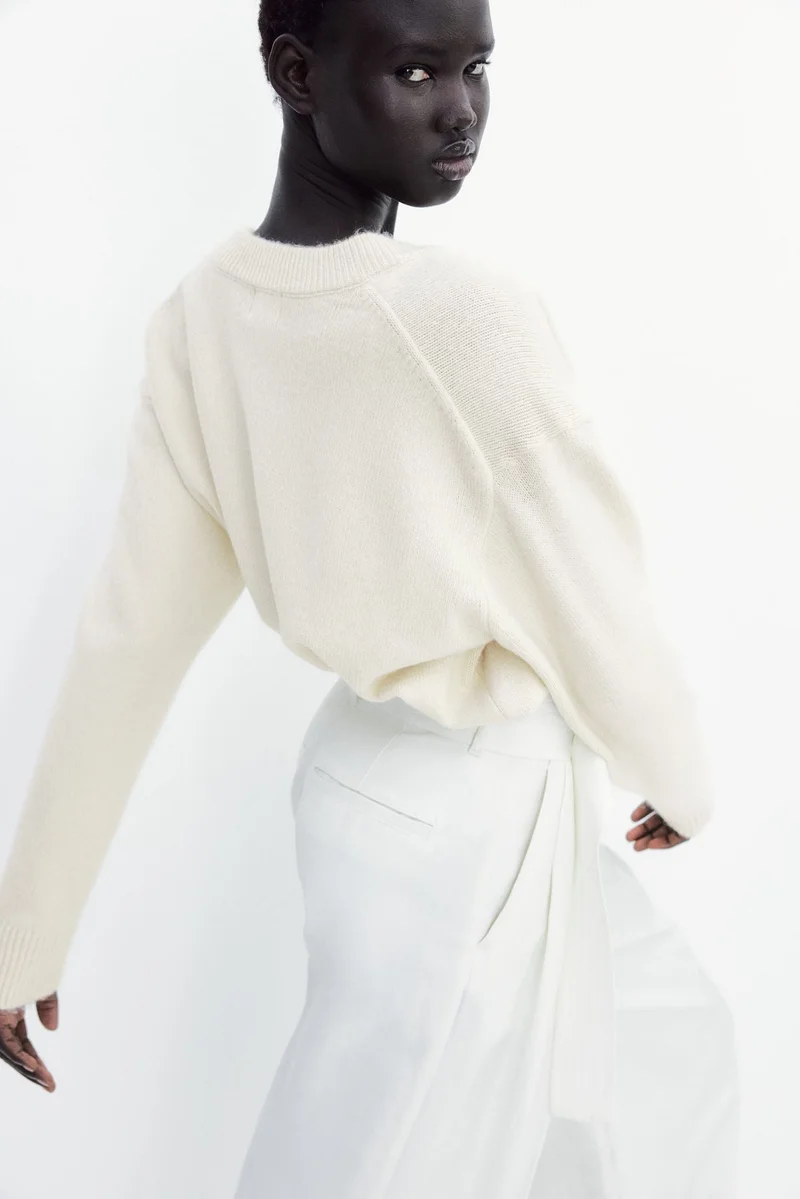 اتش اند ام كنزة بياقة على شكل حرف