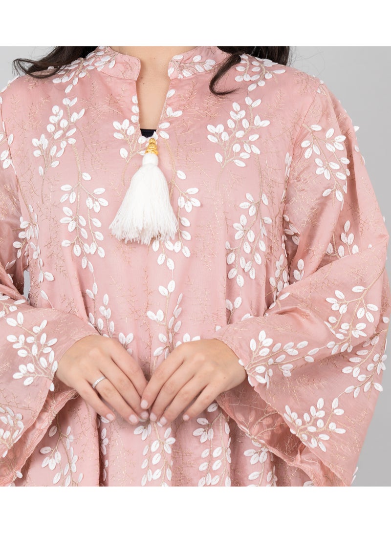 اكسا جلابية بتطريز بتلات الجمال لون الخوخي - Image 4