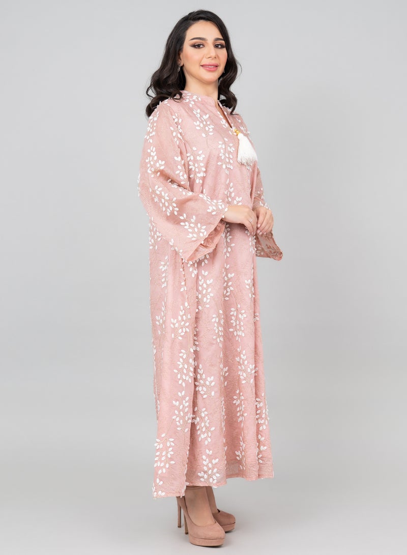 اكسا جلابية بتطريز بتلات الجمال لون الخوخي - Image 3