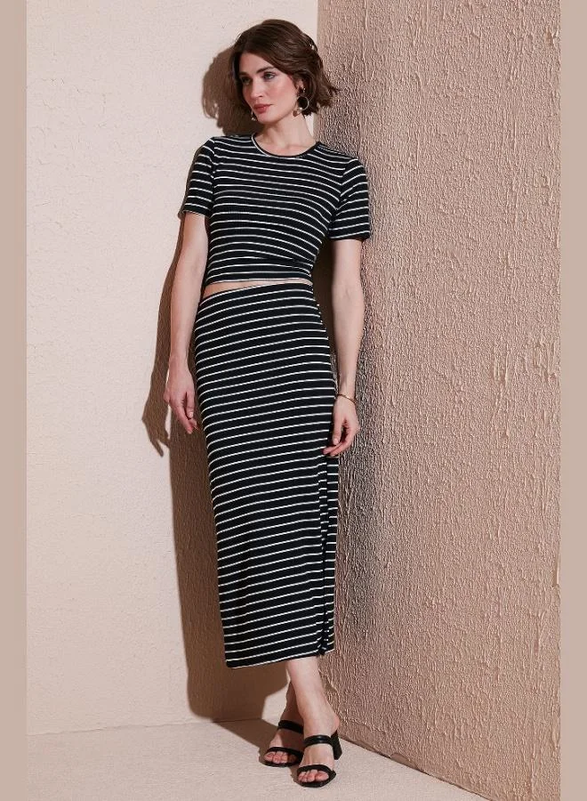 ليلا طقم تنورة ميدي قصيرة بياقة دائرية وفتحة جانبية مخططة بقصة ضيقة للنساء