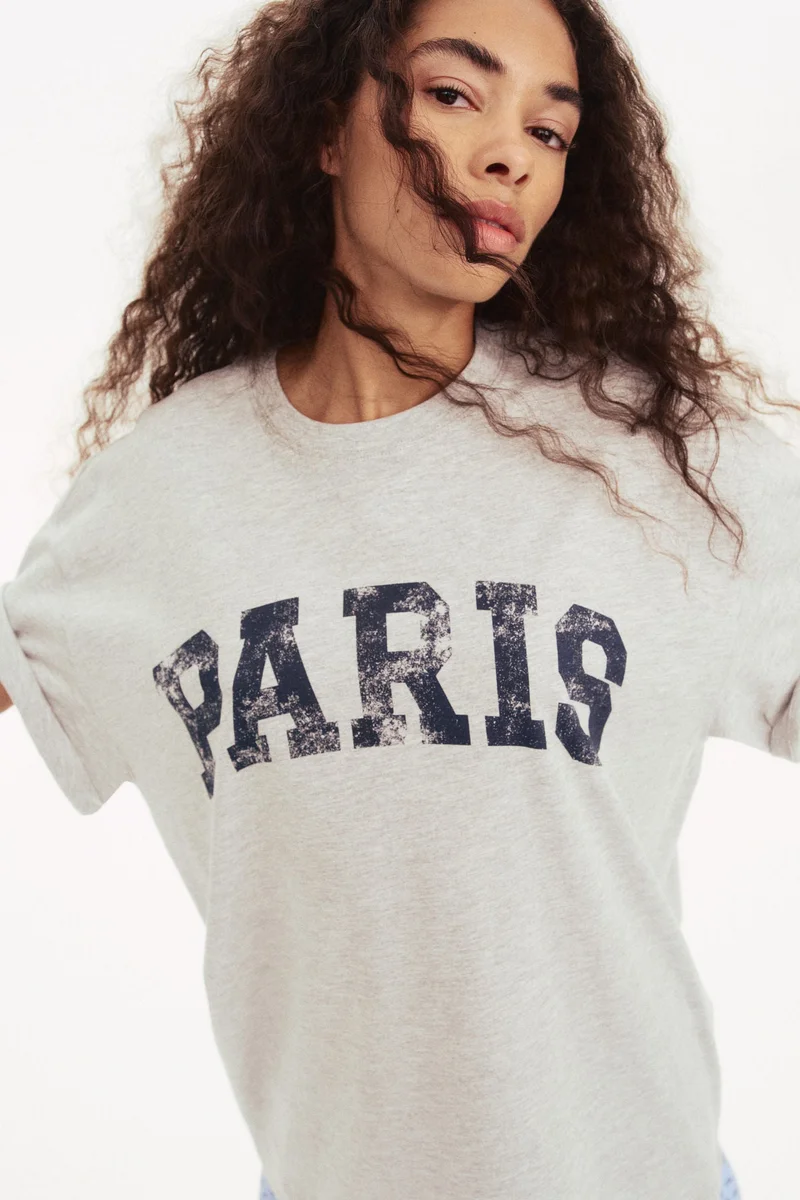 اتش اند ام تي-شيرت فضفاض مزين بطبعة