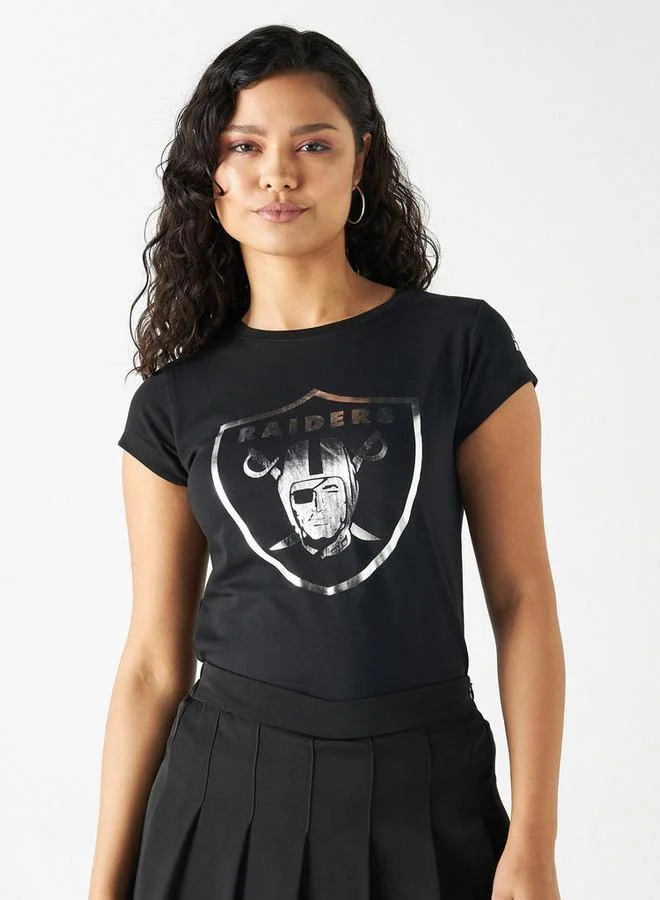 اس بي كاركترز تيشيرت بياقة ضيقة وأكمام كاب وطبعات