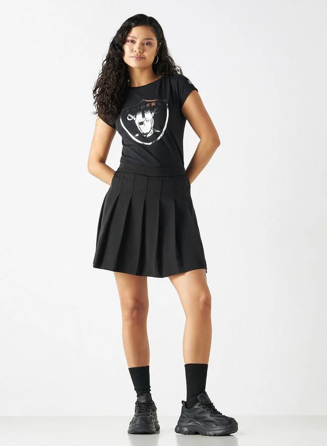 اس بي كاركترز تيشيرت بياقة ضيقة وأكمام كاب وطبعات