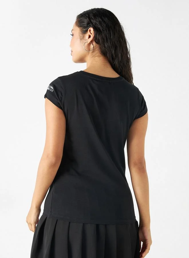 اس بي كاركترز تيشيرت بياقة ضيقة وأكمام كاب وطبعات