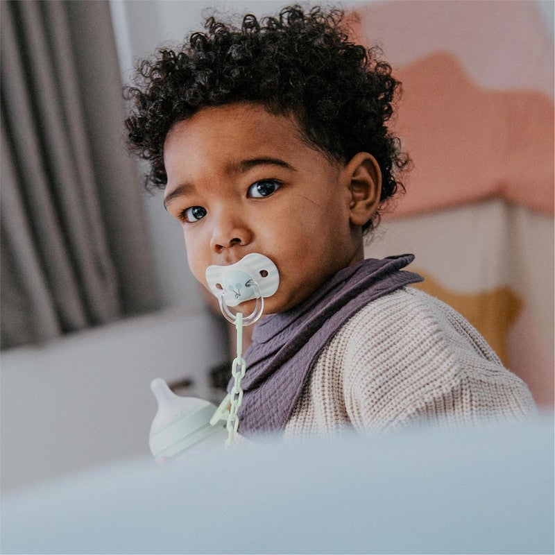 SUAVINEX سوفينكس، عبوة من 2 مصاصة للأطفال +18 شهر، بحلمة سيليكونية فسيولوجية SX Pro متناسقة، مسطحة ومرنة، تحترم التطور الفموي، طيور خضراء - Image 5