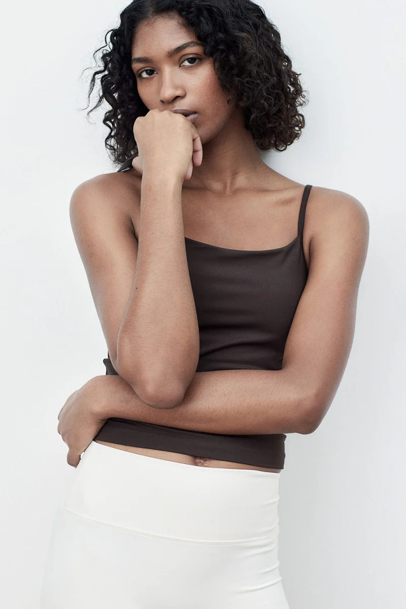 اتش اند ام بلوزة رياضية بشرائط كتف من خامة دراي موف