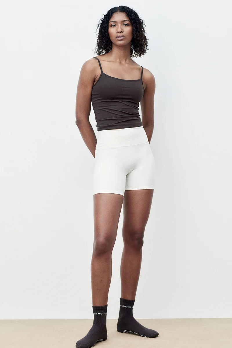 اتش اند ام بلوزة رياضية بشرائط كتف من خامة دراي موف