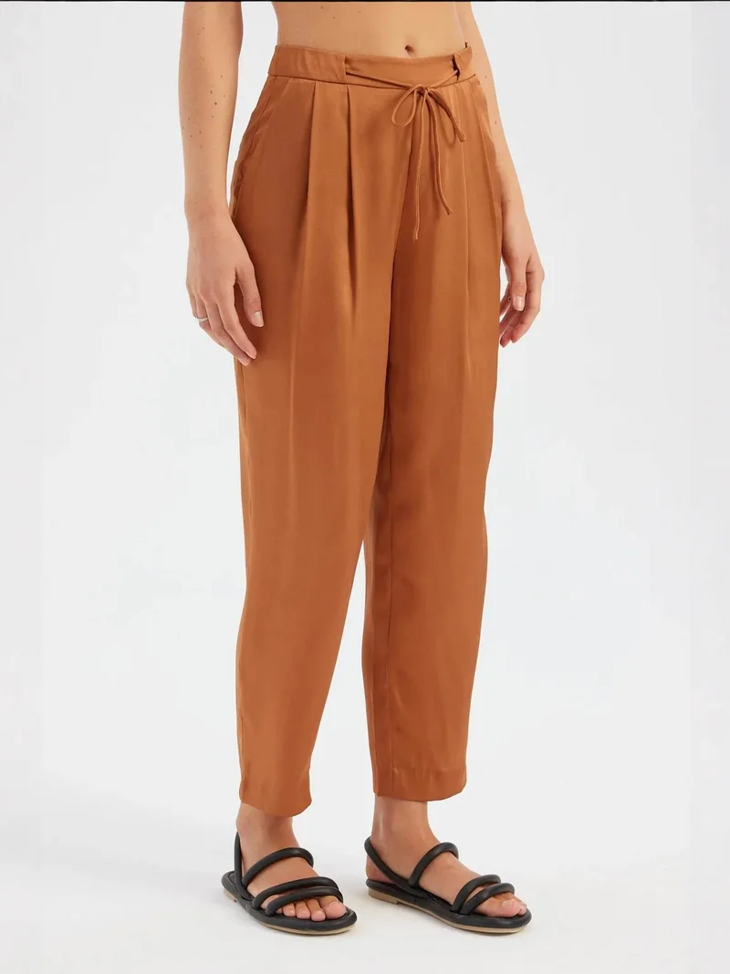 زوبعة بنطلون كاروت بخصر مرتفع ورباط وطيات