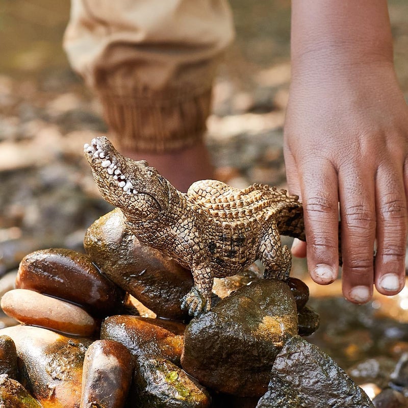 Schleich شلايخ وايلد لايف - تمثال تمساح 7 بوصات بفك متحرك - تمثال زاحف واقعي للعب الخيالي بدون شاشات - لعبة تعليمية عن حيوانات المستنقعات للأطفال - الأولاد والبنات 3+ | 14727 - Image 2