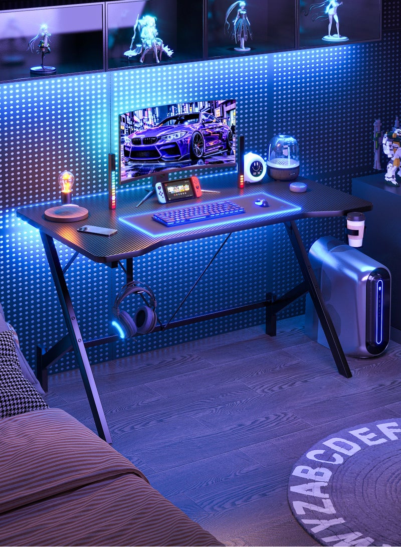 Lafulaifu طاولة ألعاب مريحة بسطح من ألياف الكربون، وخطاف سماعة رأس وحامل أكواب، ومكتب ألعاب 110×55×74 سم، ومكتب دراسة بفتحات كابلات مزدوجة، ومكتب كمبيوتر مثالي للاعبي الألعاب - Image 1