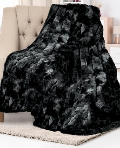 Everlasting Comfort بطانية رمي سوداء من الفرو الصناعي الناعم والمريح - (50"x65") بطانيات خريف مريحة ورقيقة، غطاء فuzzy ناعم للسرير، الأريكة وغرفة المعيشة - ديكور منزلي مريح - Image 1