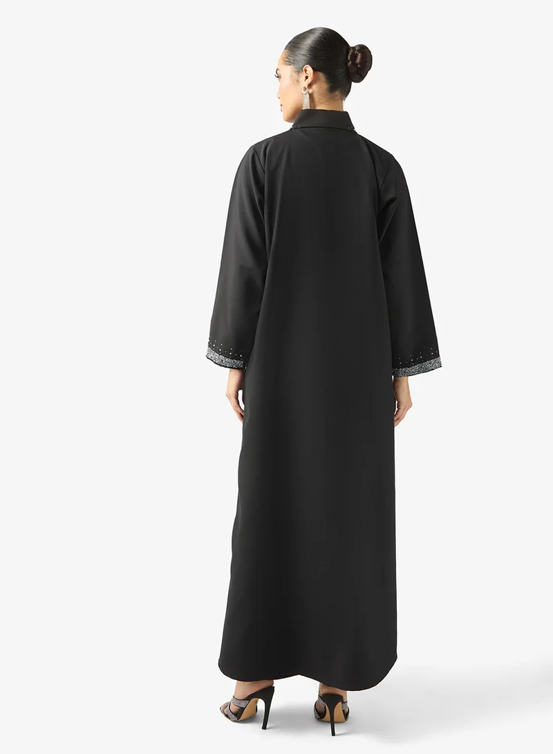 خزانة عباية وشيلة مزينة