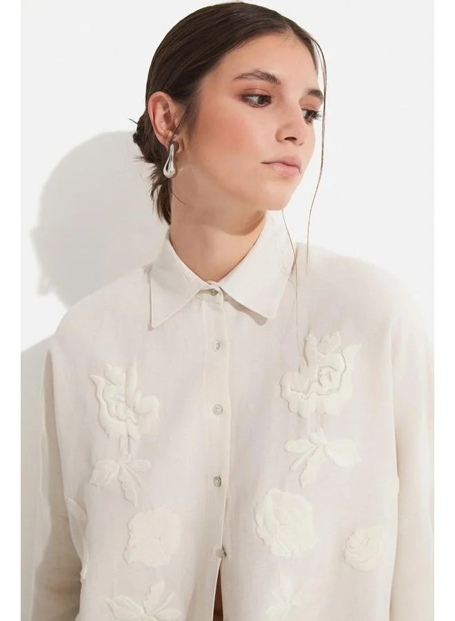 JUNE June Women Exclusive Oversize/Loose Fit Linen Blend Embroidered Detail Shirt Beige