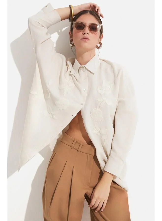 JUNE June Women Exclusive Oversize/Loose Fit Linen Blend Embroidered Detail Shirt Beige
