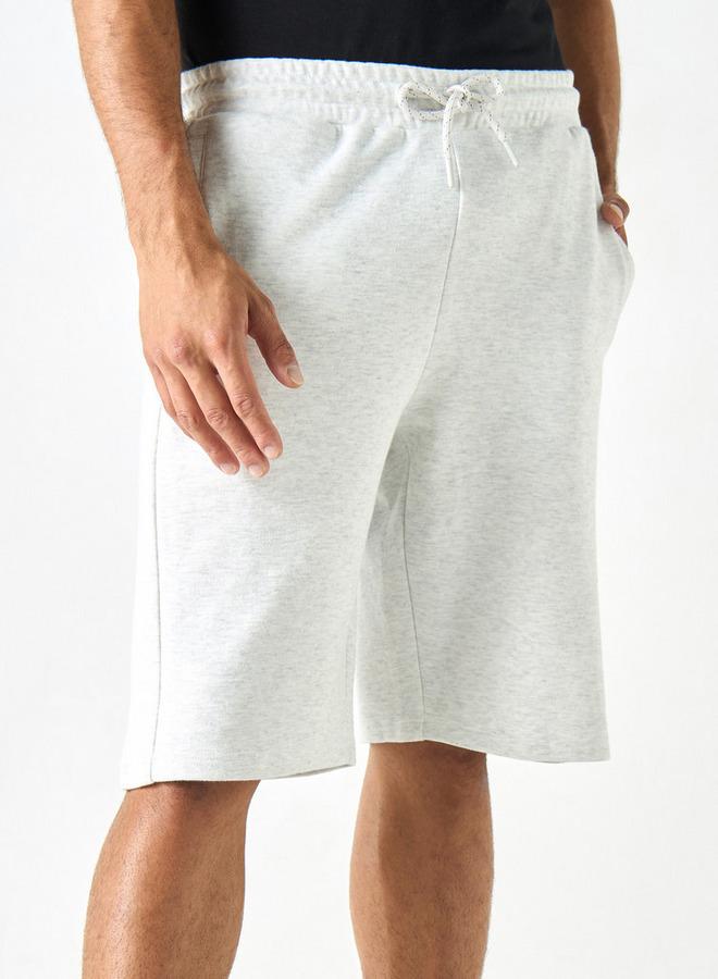 كابا شورت بتطريز شعار ورباط إغلاق وجيوب من كابا - Image 1