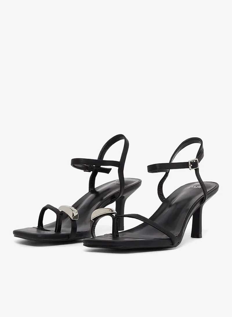 ستايلي صندل بكعب ستيليتو مع أربطة