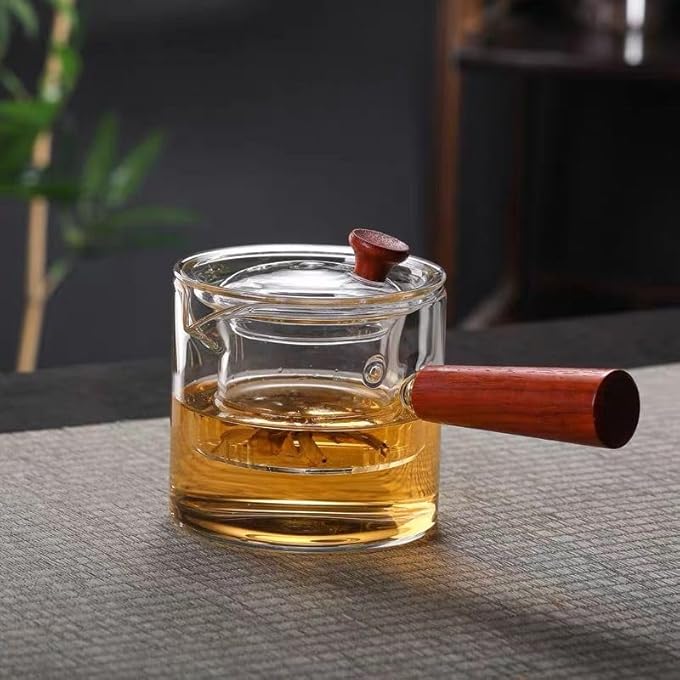 ريحني إبريق شاي زجاجي مع مصفاة، غلاية شاي من زجاج البورسليكات المقاوم للحرارة مع مصفاة ومقبض خشبي، شاي مزهر وشاي سائب، زعفران، ليمون، آمن للاستخدام على الموقد، إبريق شاي سعة 550 مل - Image 1