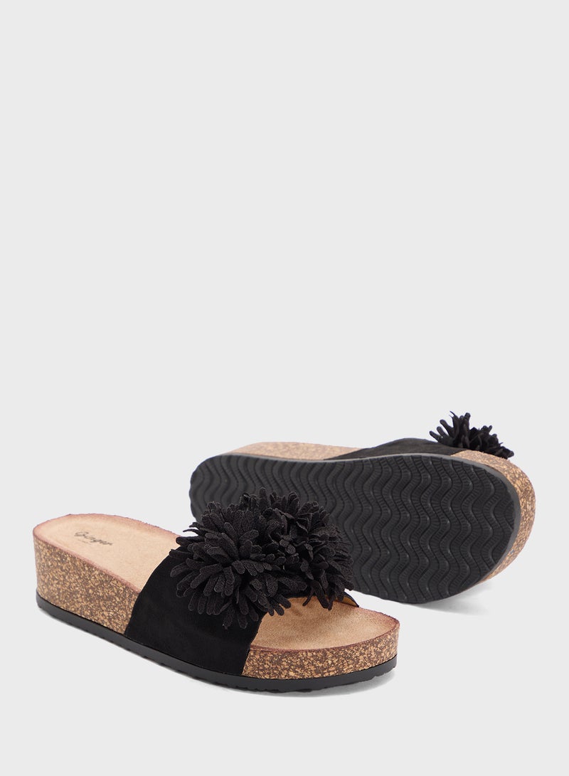 جينجر صندل مسطح كبير بطبعة زهور - Image 4