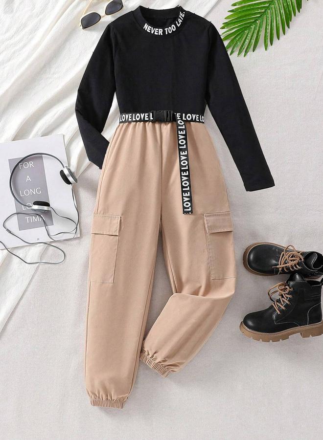 تايك تو طقم من توب مطبع بشعار مع بنطال مزود بجيب - Image 1