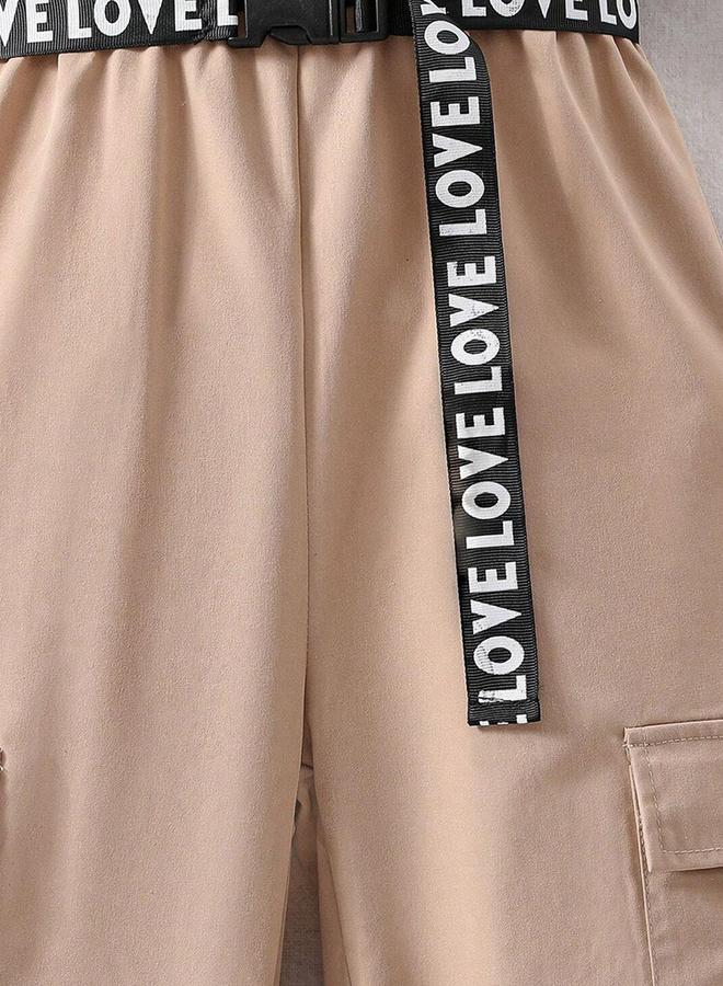 تايك تو طقم من توب مطبع بشعار مع بنطال مزود بجيب - Image 4