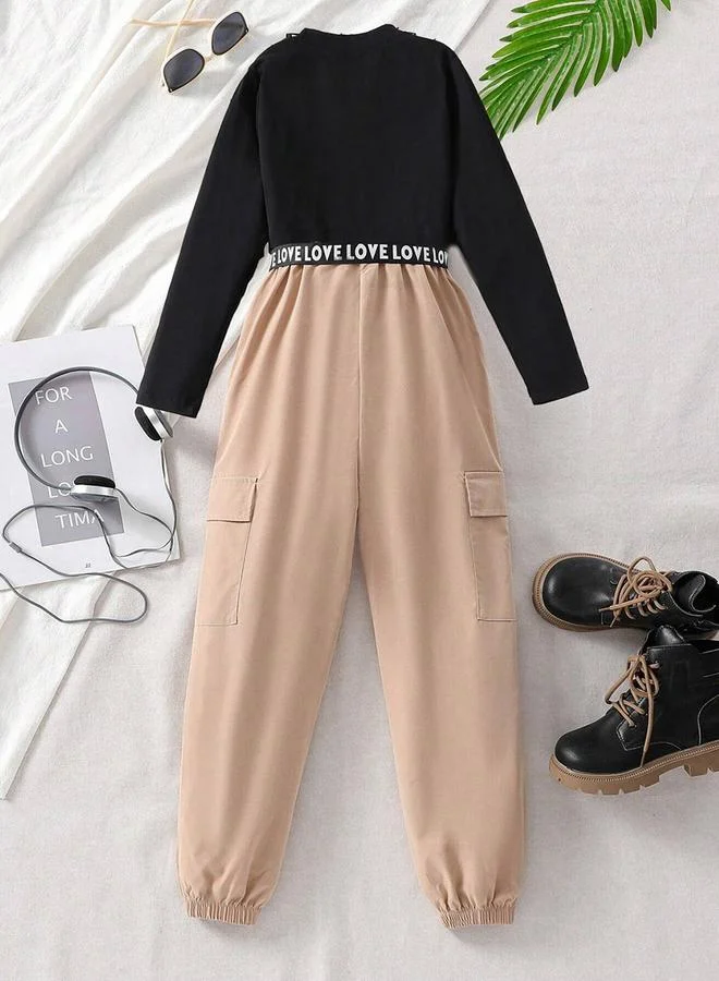 تايك تو طقم من توب مطبع بشعار مع بنطال مزود بجيب