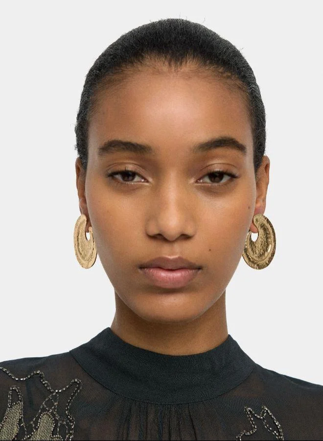 بارفوا أقراط ماكسي مستديرة بتفاصيل بارزة باللون الذهبي