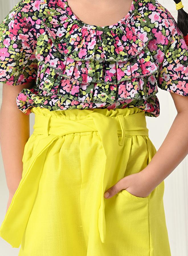 بيلا مودا طقم بلوزة وشورت بطبعة زهور وتفاصيل مكشكشة من بيلا مودا - Image 3