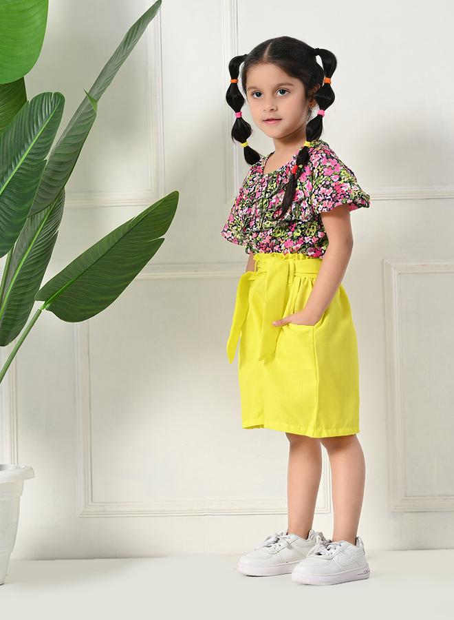 بيلا مودا طقم بلوزة وشورت بطبعة زهور وتفاصيل مكشكشة من بيلا مودا - Image 5