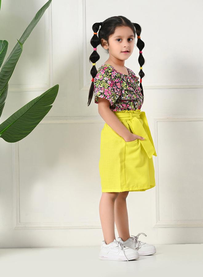 بيلا مودا طقم بلوزة وشورت بطبعة زهور وتفاصيل مكشكشة من بيلا مودا - Image 4