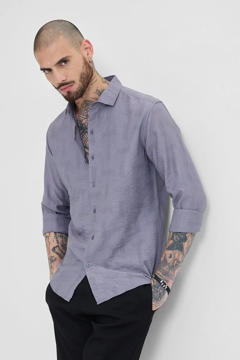 سنيتش قميص رمادي بقصة ضيقة ونقوش