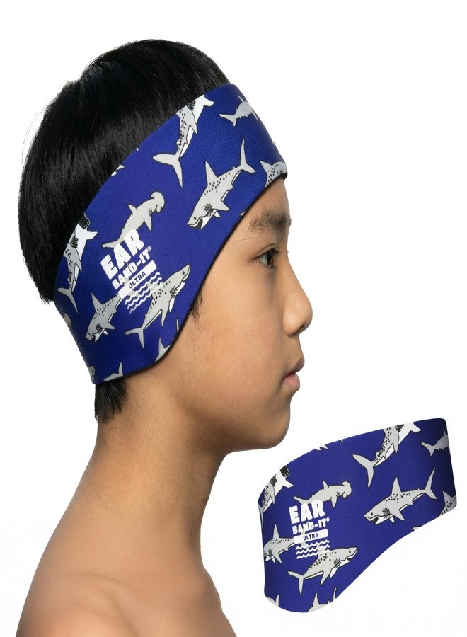 إير باند-إت طوق رأس للسباحة Ear Band-It Ultra (يمنع دخول الماء، ويثبت سدادات الأذن) - موصى به من قبل الأطباء - مقاس كبير (من عمر 8 سنوات فما فوق) - بتصميم سمكة قرش - Image 1