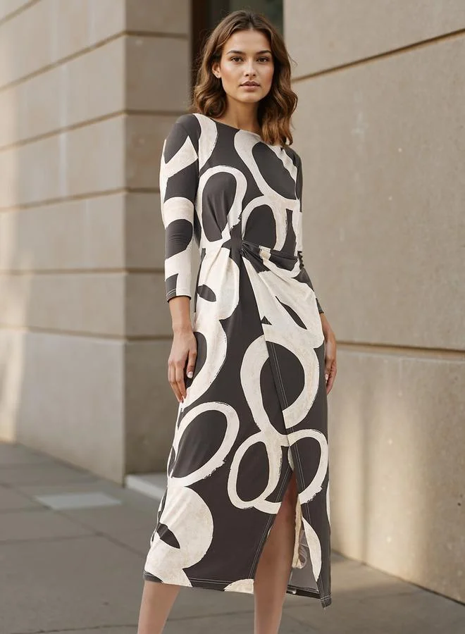 ايكونيك فستان أيقوني بطبعات شاملة وتفاصيل درابيه