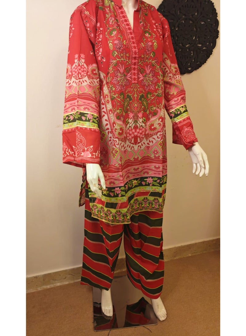 بازم - مشغل أزياء طقم نسائي فرشي قطعتين تونيك مطبوع وبنطلون مخطط - أحمر - Image 4