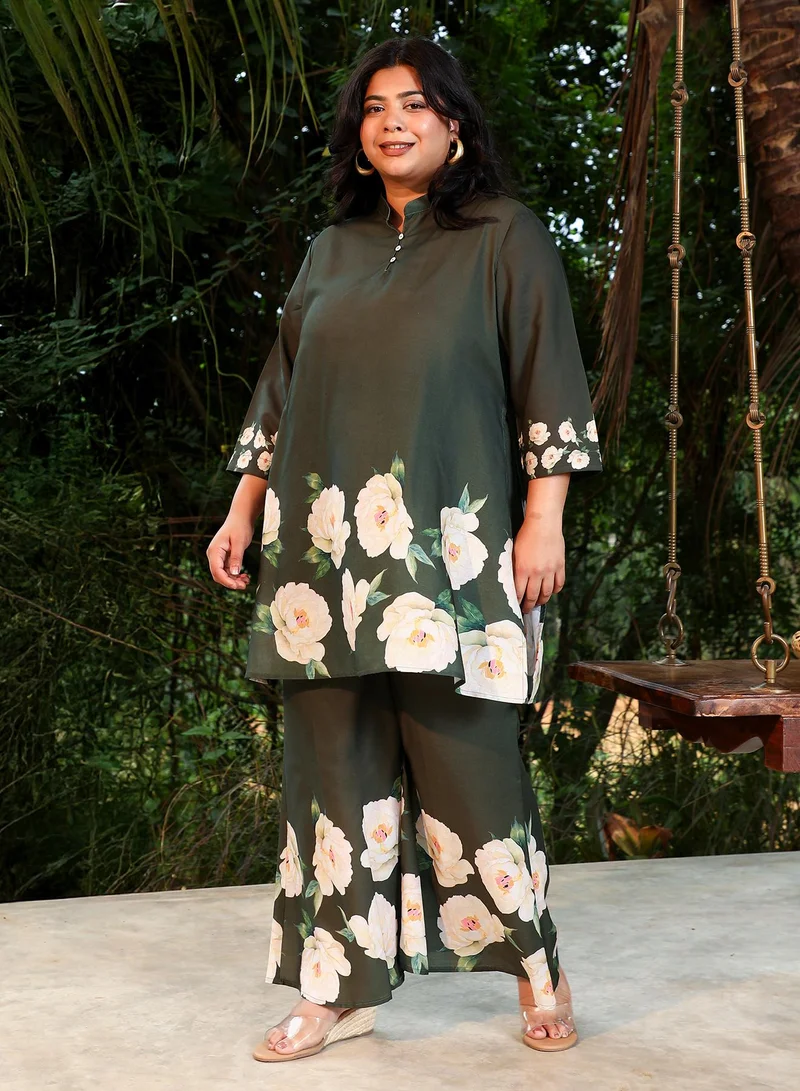 انستافاب بلس طقم كورتا نسائي مطبوع بالورود من إنستافاب بلس بلون أخضر ساكرامنتو بتصميم واسع مناسب للملابس العرقية بياقة ماندراين وأكمام ربع عادية وطبعات زهور على قماش سادة، طقم كورتا قطعتين للاستخدام الكاجوال واليومي