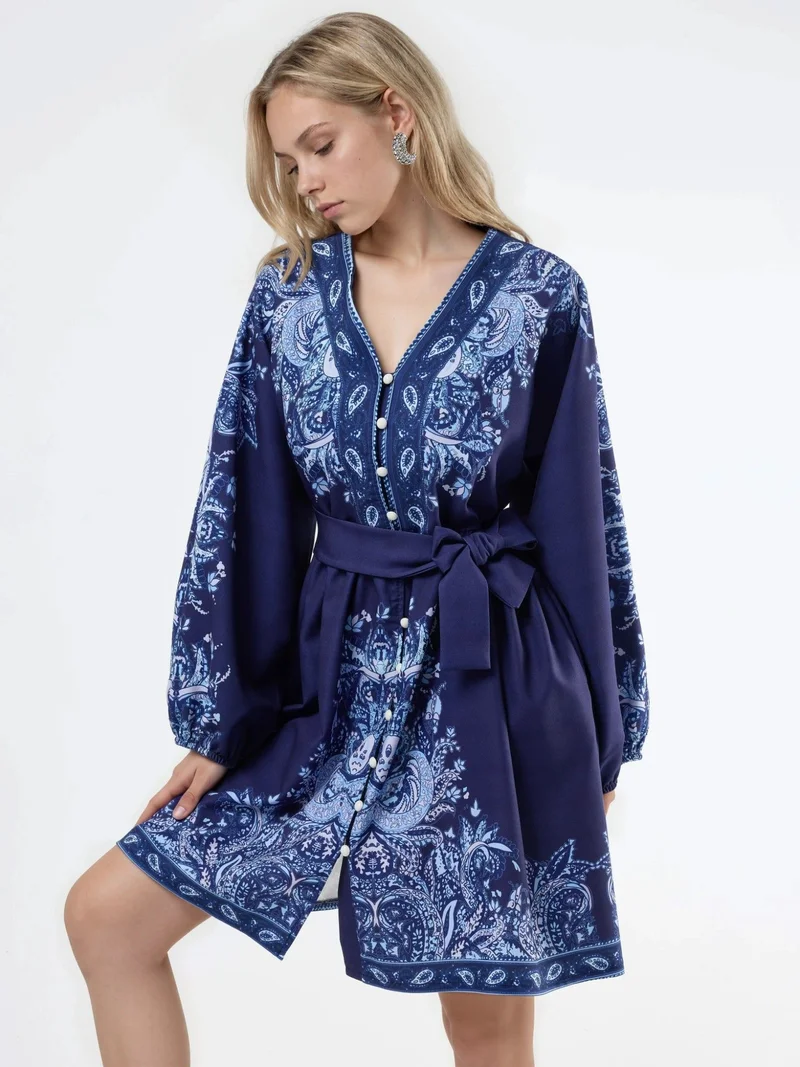 جينيفر Belted Mini Dress with V-Neck in Paisley