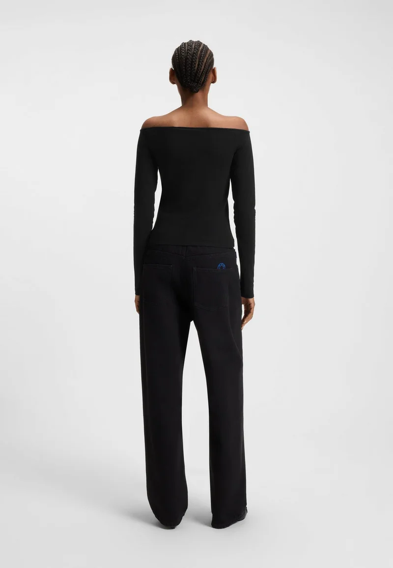 هوجو بلوزة قطنية مطاطية بشعار مرصع بالكريستال