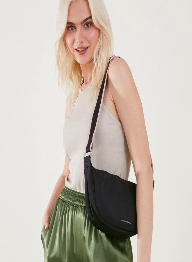 أكسيسورايز حقيبة كتف سوداء نسائية من أكسسورايز لندن مصنوعة من النايلون المعاد تدويره - Image 4