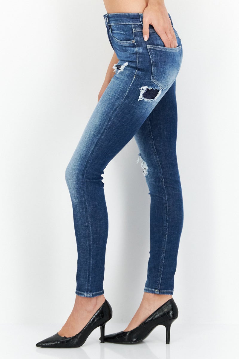 GUESS جينز ضيق للنساء قابل للتمدد، أزرق - Image 3