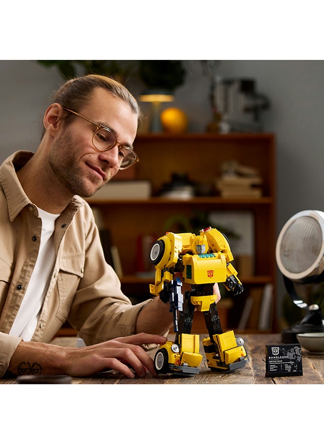 LEGO - مجموعة بناء شخصية أكشن بيليبي من أيقونات ترانسفورمرز، نموذج روبوت قابل للجمع للبالغين للبناء، يتحول إلى وضعية المركبة، هدايا للرجال، النساء، له، لها ومعجبي الخيال العلمي (950 قطعة) 10338 - Image 1