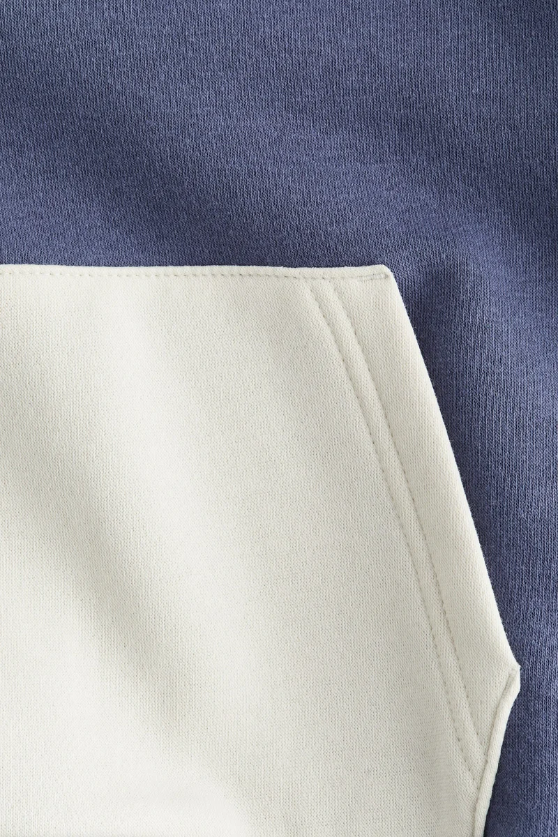 اتش اند ام هودي بألوان متباينة