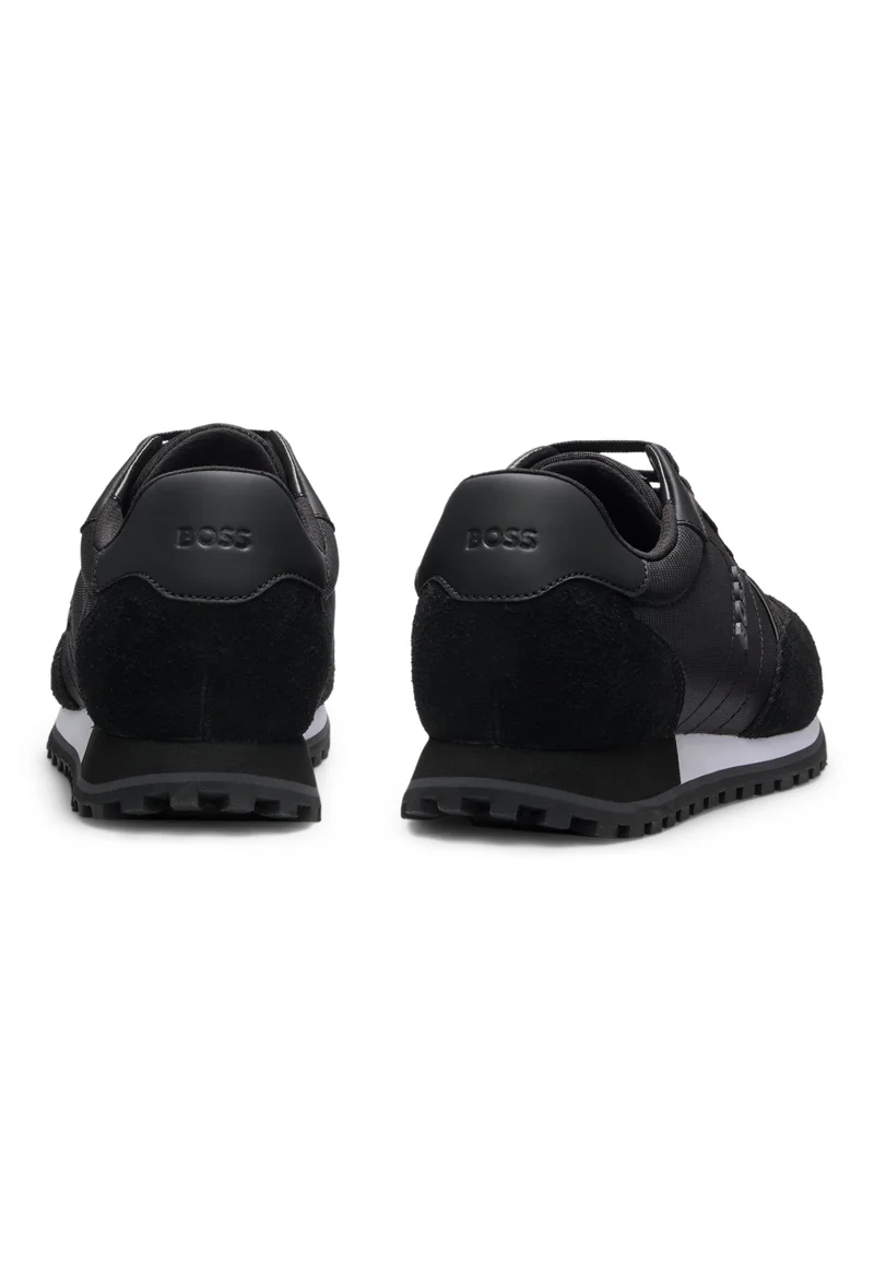 بوس سنيكرز بمزيج المواد وحواف جلد صناعي